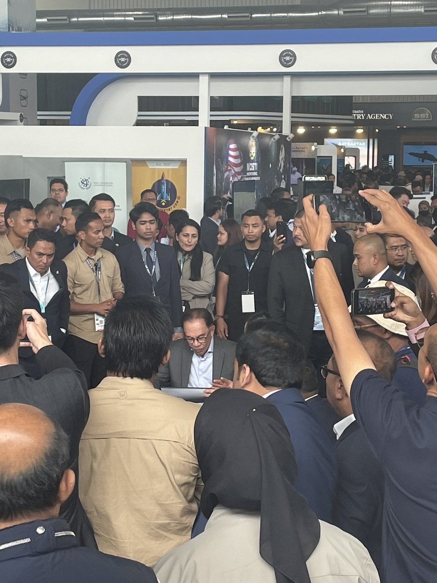 LISF23's tweet photo. Day 2 at @2023LIMA, the Space Tech Nexus booth was graced by the Malaysian Prime Minister YAB Dato Seri @anwaribrahim 
#LangkawiInternationalSpaceForum
#space #SpaceTechNexus #SpaceExploration https://t.co/byxy0DeX9O