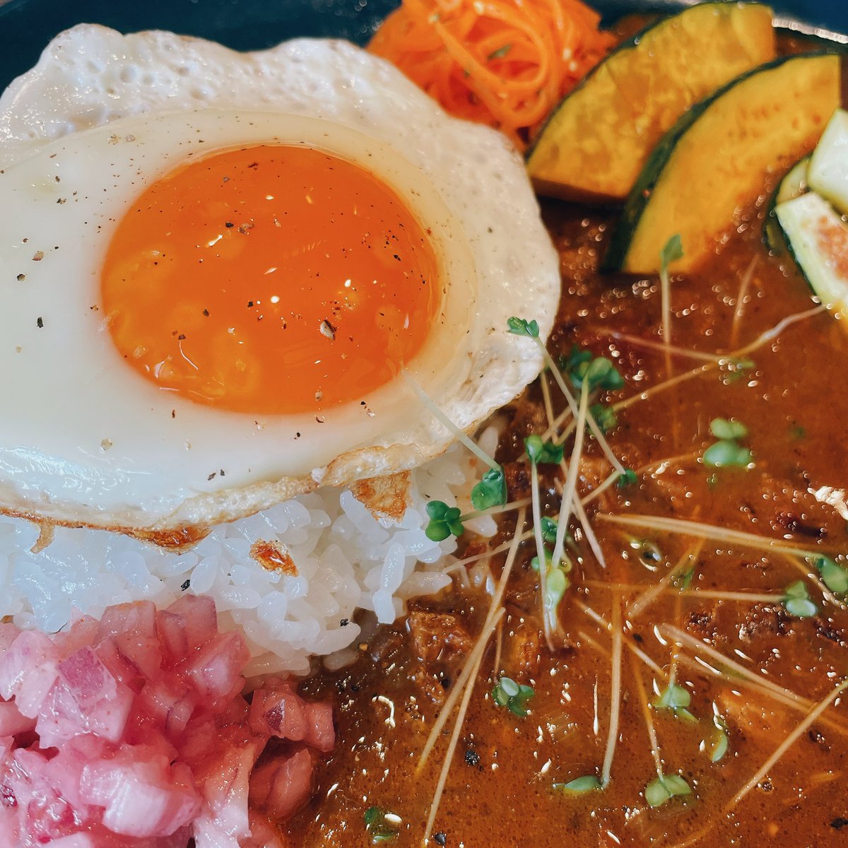 teppan_BARREL's tweet photo. 今日はランチ完売でした🍛
ありがとうございます🙇🏻‍♀️

ちょっとバタバタしてすいませんでした…最後、息子にも手伝ってもらっちゃったりなんかしちゃったりして😆

お越しいただいた皆さま、ありがとうございます。
あれがウチの2番目です🤭

#鉄板食堂BARREL
#ランチ #スパイスカレー
#目玉焼きのせ https://t.co/eWqKfLiXWX
