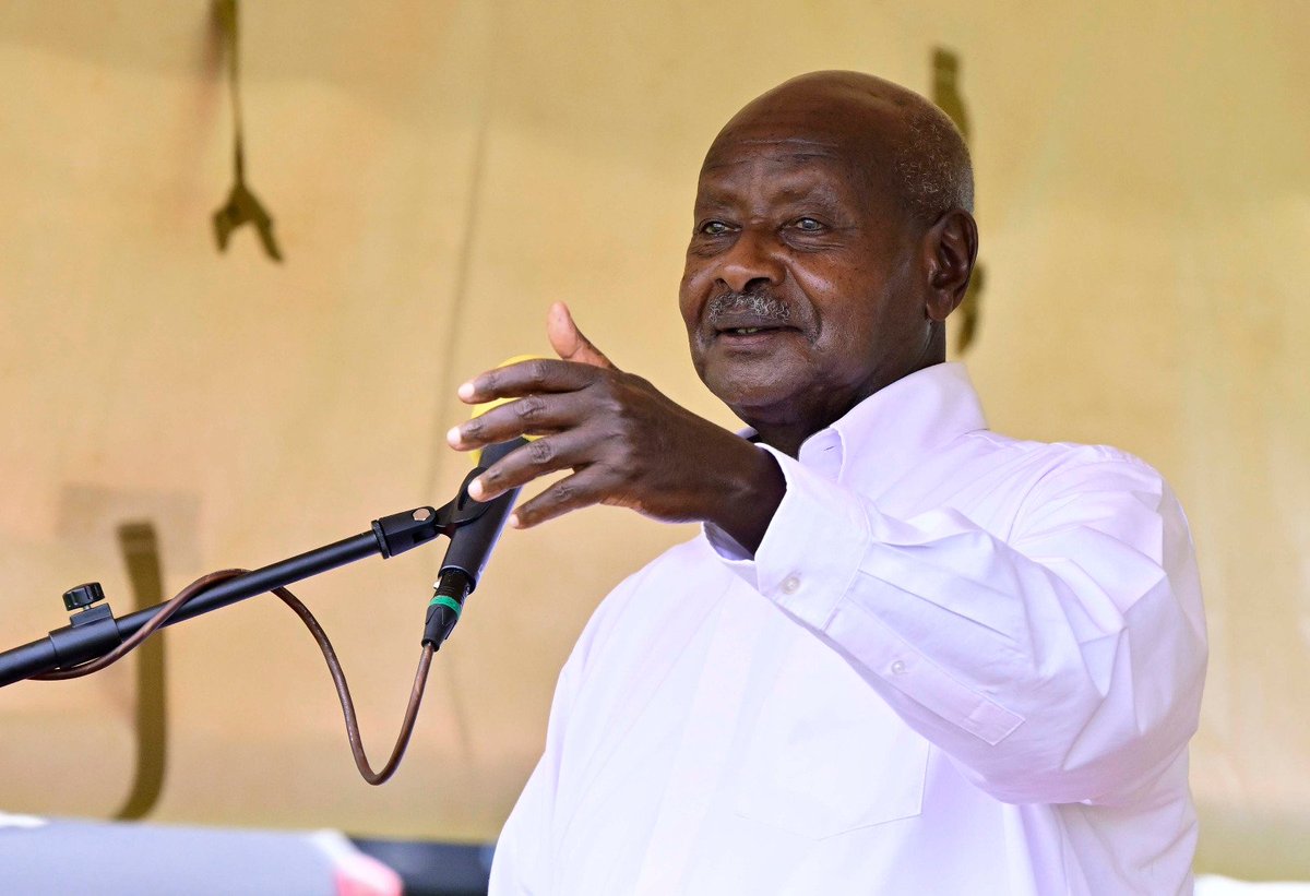 StartvUganda's tweet photo. PULEZIDENTI @KagutaMuseveni asiimye abantu ba "greater Masaka" olw'okukwatira ddala enjiri ye ey'okutonda obugagga ( wealth Creation) nga beenyigira mu bulimi obw'obusuubuzi
#NRMPARTY
#UBCSTARTVUG https://t.co/nzgpCWzV8i