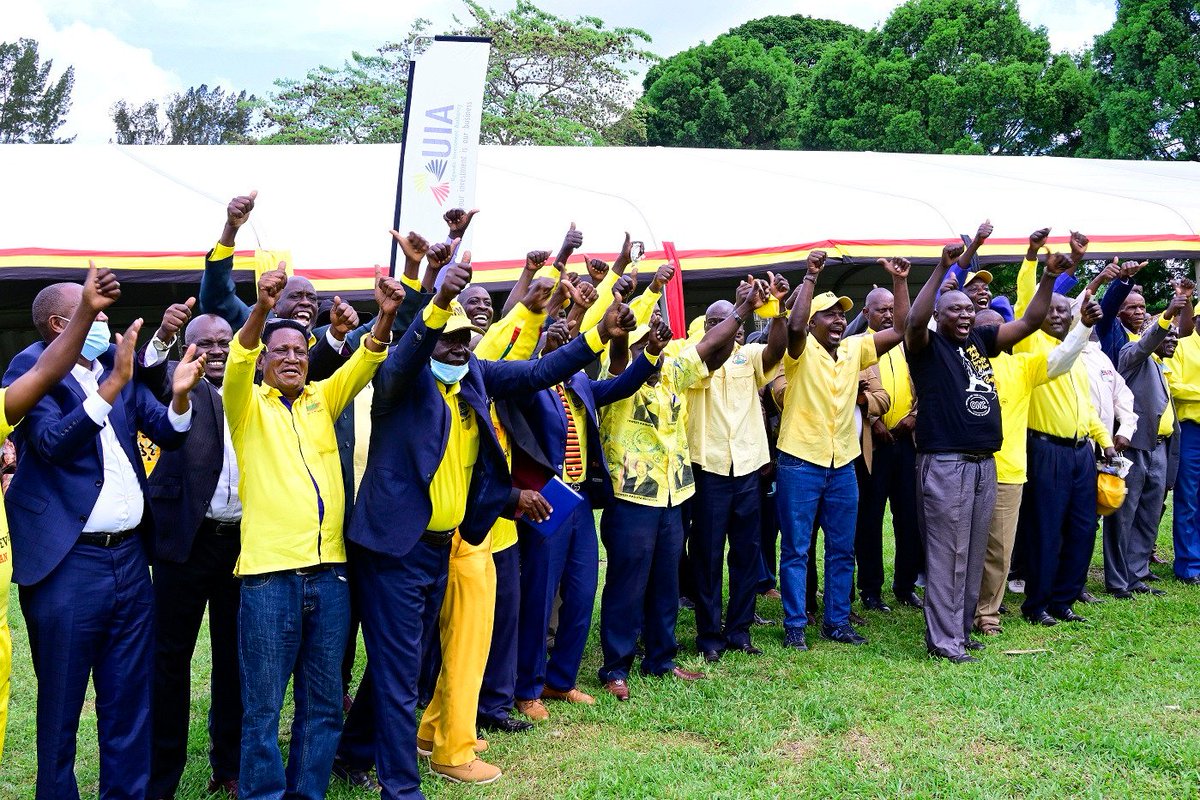 StartvUganda's tweet photo. PULEZIDENTI @KagutaMuseveni asiimye abantu ba "greater Masaka" olw'okukwatira ddala enjiri ye ey'okutonda obugagga ( wealth Creation) nga beenyigira mu bulimi obw'obusuubuzi
#NRMPARTY
#UBCSTARTVUG https://t.co/nzgpCWzV8i