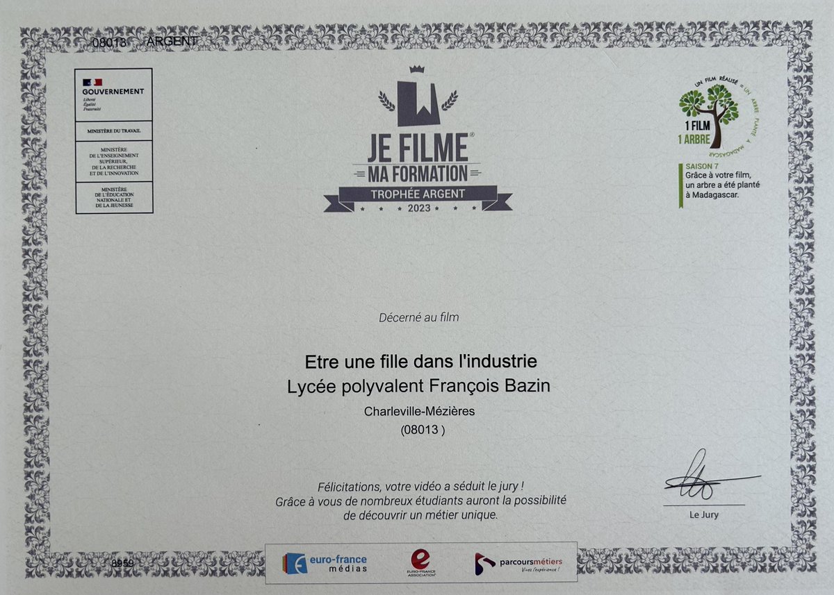 "Je filme ma formation" Médaille d'argent dans le cadre du Campus des Métiers  pour le film "Les filles dans l'industrie" 🏆Félicitations à Maylis et Althéa parcoursmetiers.tv/video/14136-et…