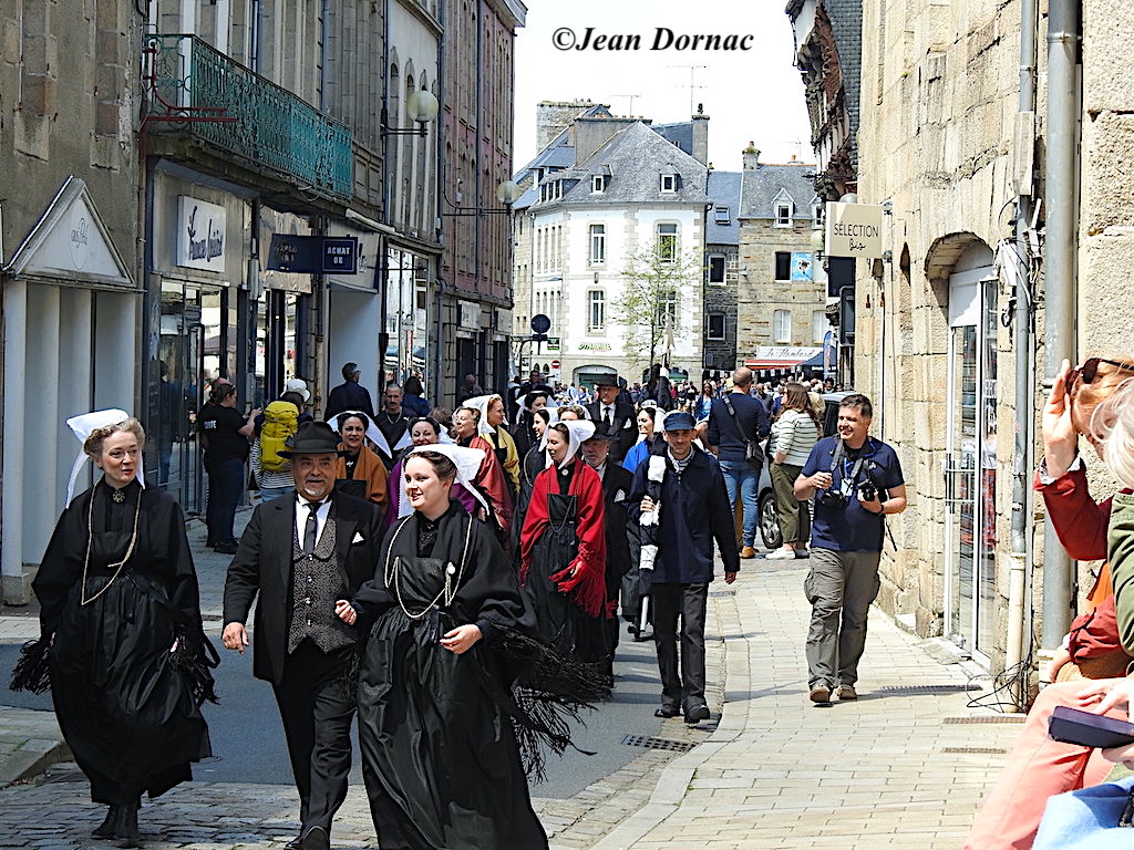 JeanDornac's tweet photo. Les groupes de sonneurs de diverses ville de Bretagnes se dirigent vers le point de départ du défilé... #groupes #sonneurs #diverses #villes #point #départ #défilé #Lannion #CôteArmor #Bretagne #France https://t.co/eMvyrzSgBH