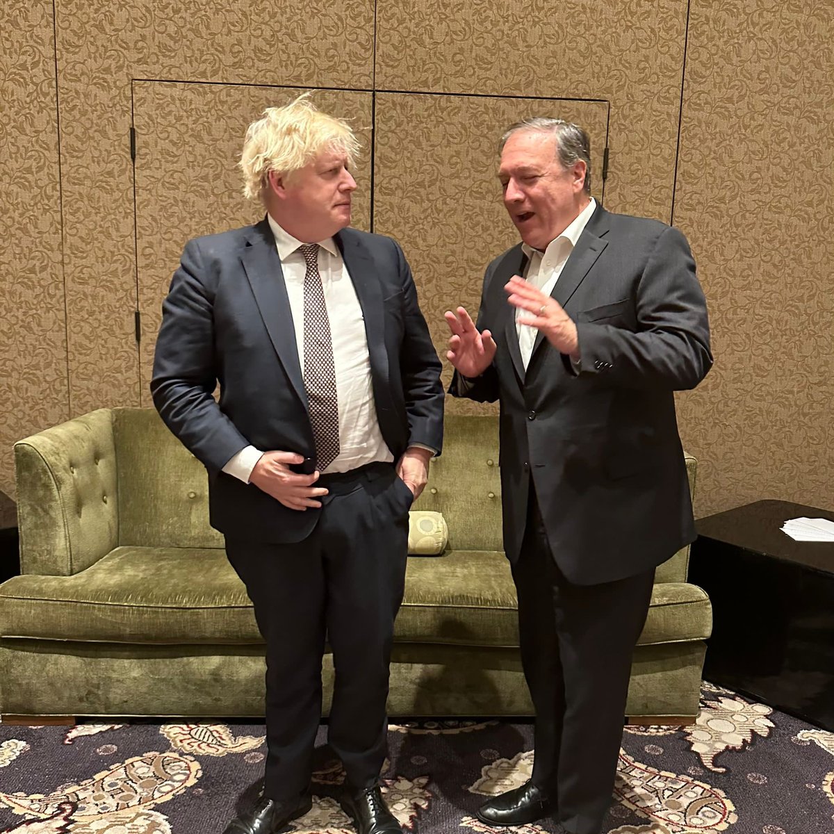 Always a pleasure to see @mikepompeo. We are both committed to doing all we can to support Ukraine in their fight against Putin’s illegal war.  #ukrainemustwin #slavaukraini 🇬🇧🇺🇸🇺🇦