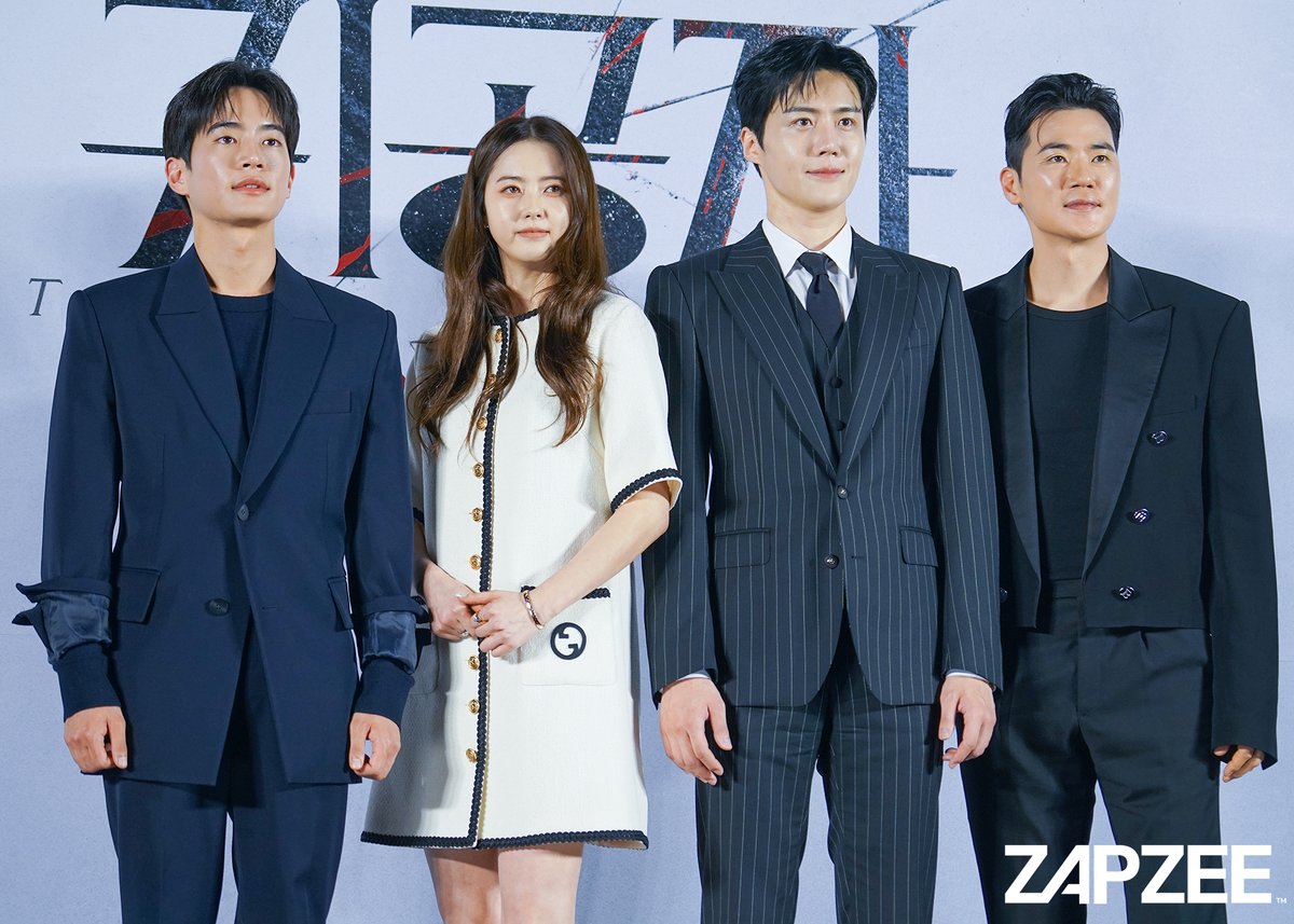 #KimSeonHo, #KangTaeJoo, #KimKangWoo, #GoAra and director #ParkHoonJung at #TheChilde press conference📸
#귀공자 #김선호 #강태주 #김강우 #고아라 #박훈정