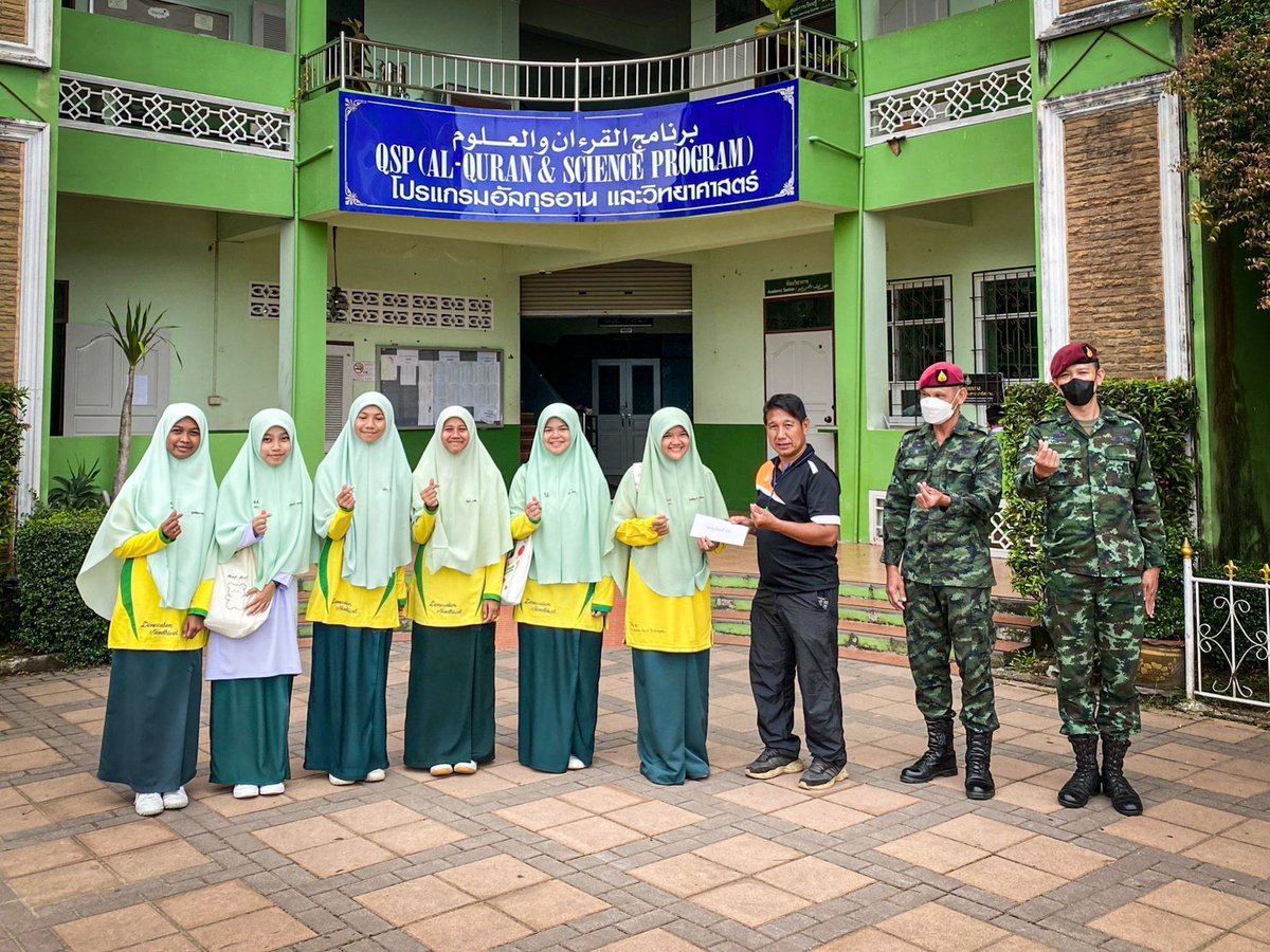 cpsw954's tweet photo. 💂ชุดควบคุมที่ 954 หน่วยเฉพาะกิจสันติสุข ดำเนินกิจกรรมมอบรางวัล การประกวดคลิปสั้น การแต่งกายเลิศหรูชูอัตลักษณ์ไทย “Colorful Hari Raya 1444”ให้กับน้องๆ นักเรียน โรงเรียนเอกชนสอนศาสนา ในพื้นที่ จว.น.ธ. จำนวน 3 แห่ง ประกอบด้วย รร.ดารุสสาลาม, รร.ดารุลฮิกมะห์ และ รร.อิบตีดาวิทยา https://t.co/Vv1UdK2Mad