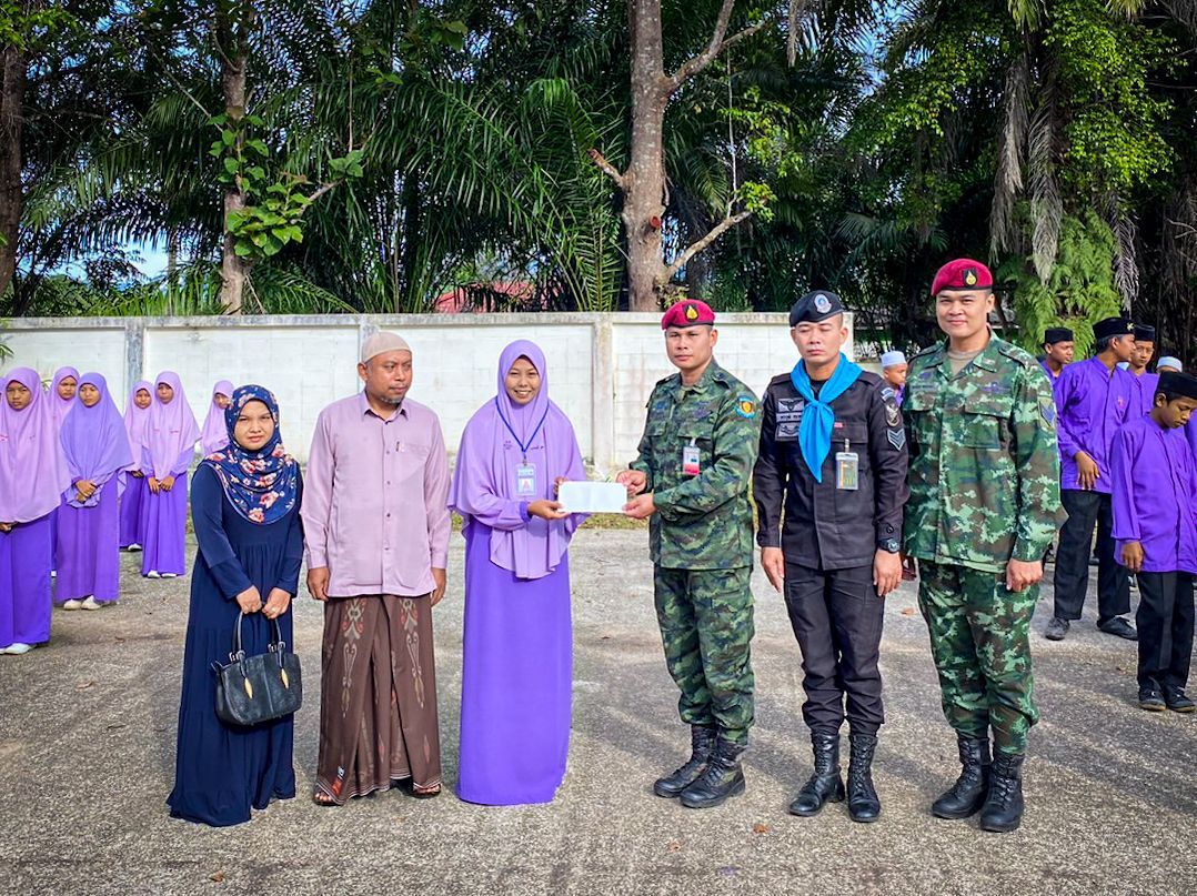 cpsw954's tweet photo. 💂ชุดควบคุมที่ 954 หน่วยเฉพาะกิจสันติสุข ดำเนินกิจกรรมมอบรางวัล การประกวดคลิปสั้น การแต่งกายเลิศหรูชูอัตลักษณ์ไทย “Colorful Hari Raya 1444”ให้กับน้องๆ นักเรียน โรงเรียนเอกชนสอนศาสนา ในพื้นที่ จว.น.ธ. จำนวน 3 แห่ง ประกอบด้วย รร.ดารุสสาลาม, รร.ดารุลฮิกมะห์ และ รร.อิบตีดาวิทยา https://t.co/Vv1UdK2Mad