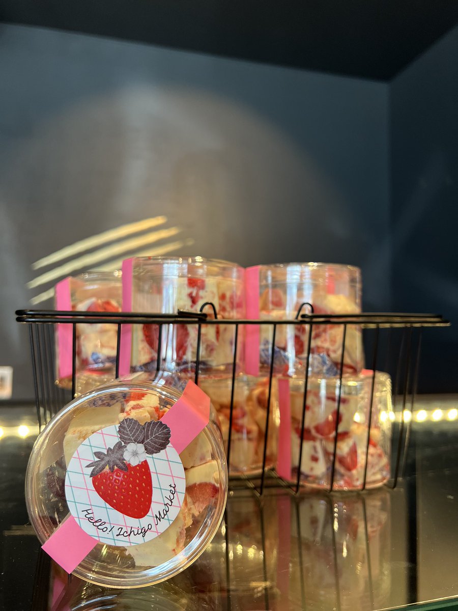 🍓ホワイトキューブショコラ 割れチョコ🍓

フリーズドライした甘酸っぱいイチゴに、あまいホワイトチョコレートが相性抜群❣️

割れチョコはついつい自分用に買ってしまいます😋