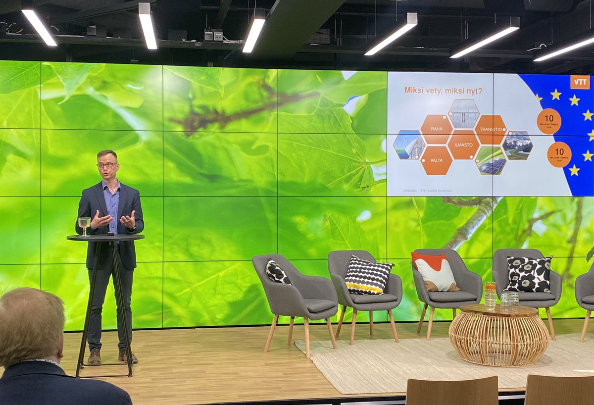 Vihreän vedyn mahdollisuuksia meille avasi <a href="/ArastoAntti/">Antti Arasto</a> <a href="/VTTFinland/">VTT</a> Energiajärjestelmämme tulee monimutkaistumaan ja vety on tässä olennaisessa roolissa. #Vety on perusta mm. vihreälle teolliselle murrokselle. #kevätseminaari #vihreäsiirtymä