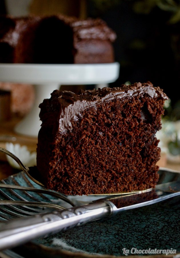 Un trocito??? BIZCOCHO DE CHOCOLATE CON ACEITE OLIVA. 😍 Una pasada!!! Receta aquí ➡️➡️➡️ lachocolaterapia.blogspot.com/2023/05/bizcoc…