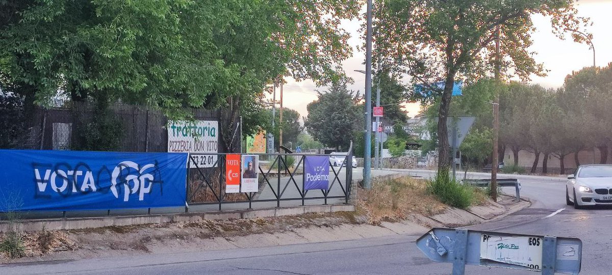 Soto_Podemos's tweet photo. Rechazamos los ataques a la cartelería electoral que se realiza a diario en los paneles y también las pintadas sobre la pancarta del PP, así como que han arrancado las pancartas y carteles del PP, PSOE y Cs de la glorieta del Abogado Laboralista Enrique Valdelvira. https://t.co/Tq7CwCnWWQ