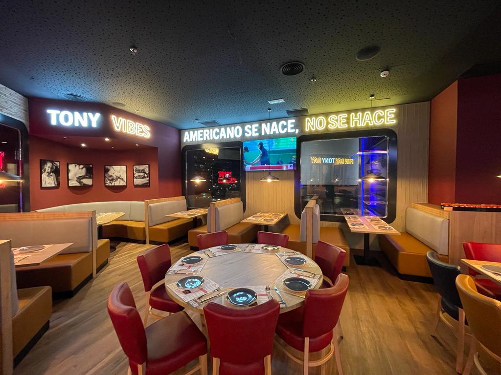 #AbacFundCompany | @AvanzaFood continues its growth, with a new Tony Roma's restaurant at the Madrid-Barajas Adolfo Suárez Airport. buff.ly/3ogx6Rq #AbacCapital #AvanzaFood #seguimoscreciendo #ResponsibleInvestment #ImpactInvesting #SustainableValueInvesting #TonyRomas