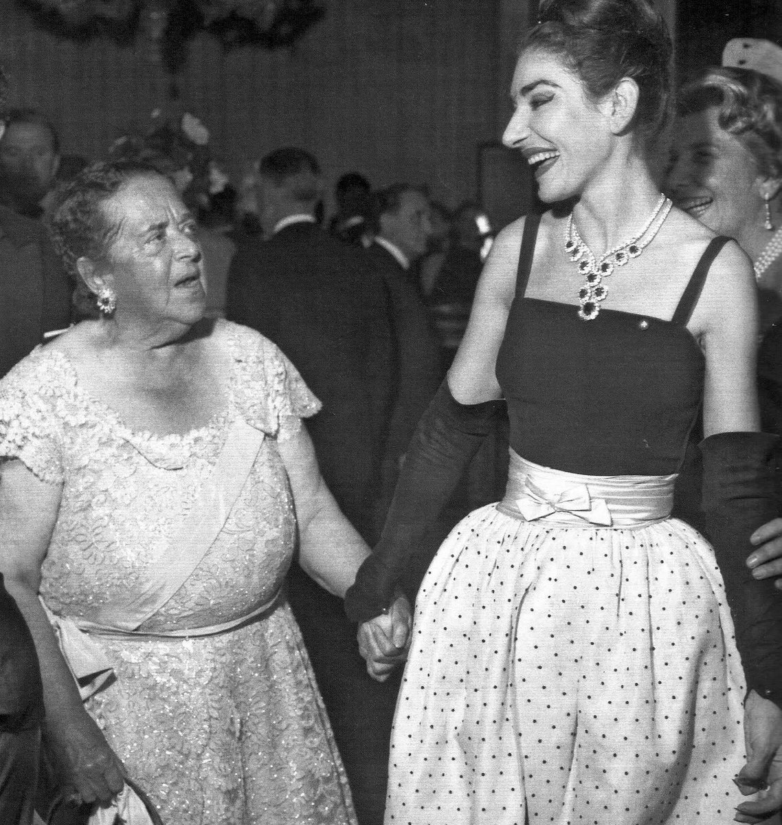 mariobianchi18's tweet photo. Il #24maggio 1883 nasceva #ElsaMaxwell. Pianista mancata, iniziò ad organizzare serate mondane a Monaco e Venezia: fu lì che incontrò #MariaCallas alla quale presentò Aristotele Onassis. La Maxwell, innamorata della Callas, tentò per anni di sedurla in ogni modo, senza successo. https://t.co/2JlLbOYEXj