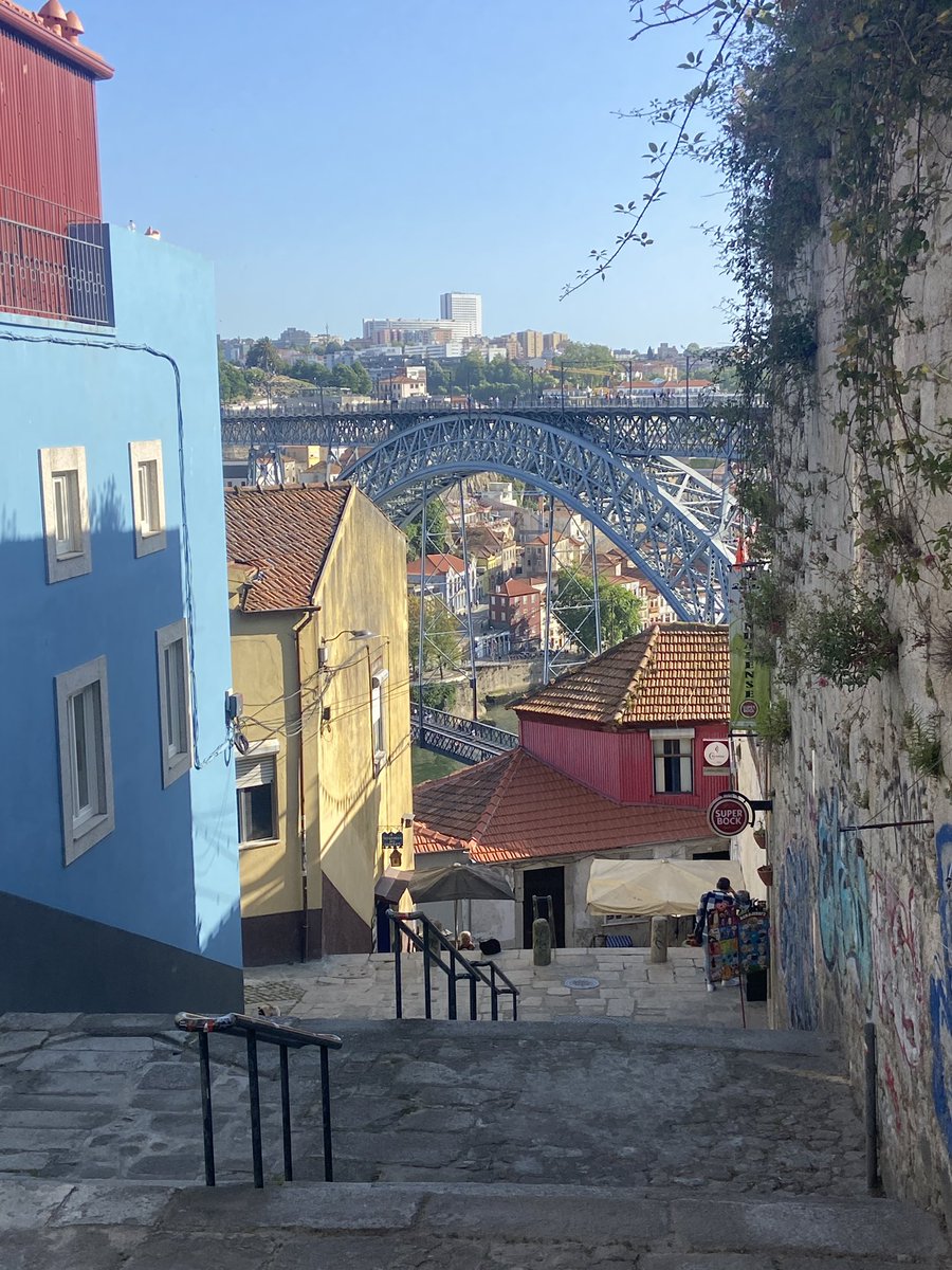 Porto Kultur Lab, c’est fini. Défi relevé par les étudiants et étudiantes <a href="/IjbaOfficiel/">IJBA</a>. Un chouette magazine en ligne (Facebook, Instagram et TikTok : @portokulturlab). Longs formats, podcasts, vidéos, portraits. La consigne, béton sur le fond, libre dans la forme…