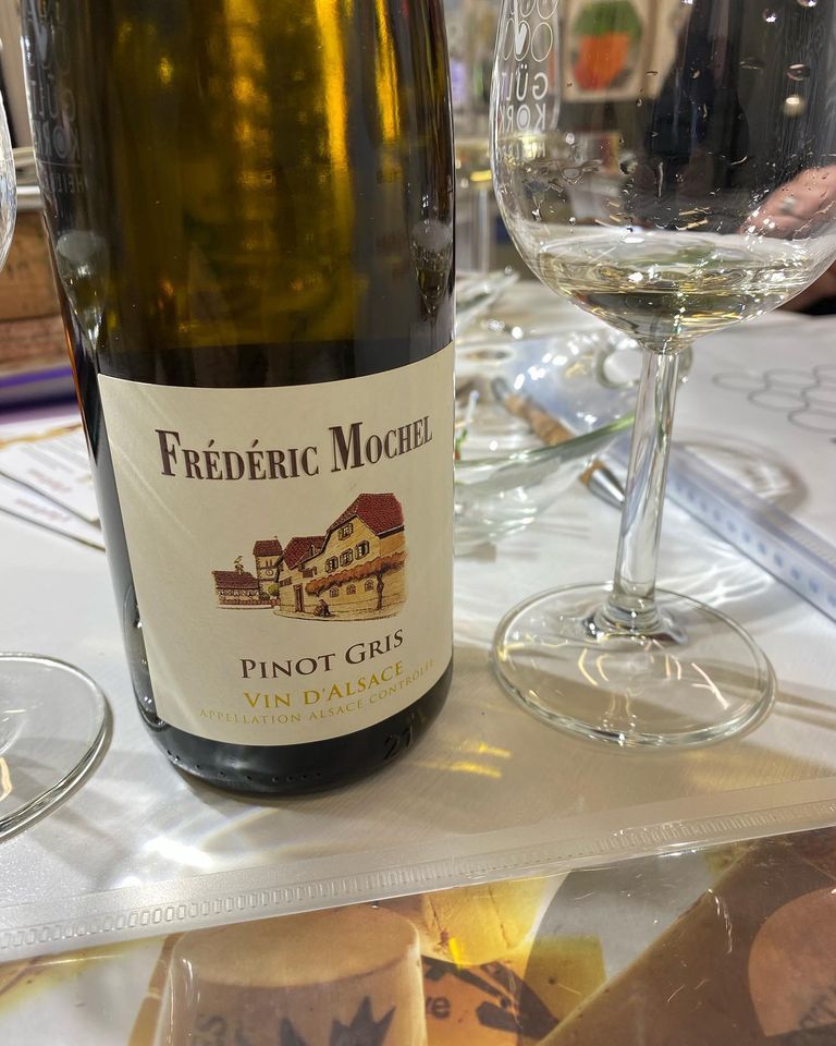 If #Riesling and #Muscat are the spearheads of the Domaine, let's not forget the Pinot Gris !
#drinkalsace #alsacegrapes #pinotgris #fredericmochel #traenheim #alsacerocks

(Photo : Gilles Grof)
