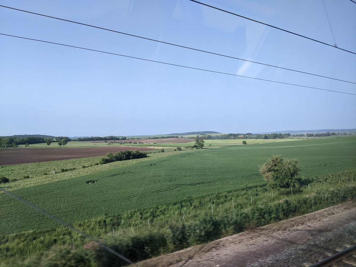 Dans le train pour aller <a href="/enssib/">Enssib</a> présenter le poste d'adjoint a la directrice responsable du pôle patrimoine aux DCB31. La campagne lorraine au ☀️ du matin c'est 🤩 mais le trajet "direct" par Strasbourg Mulhouse et Besançon ça pique un peu les yeux quand même.
