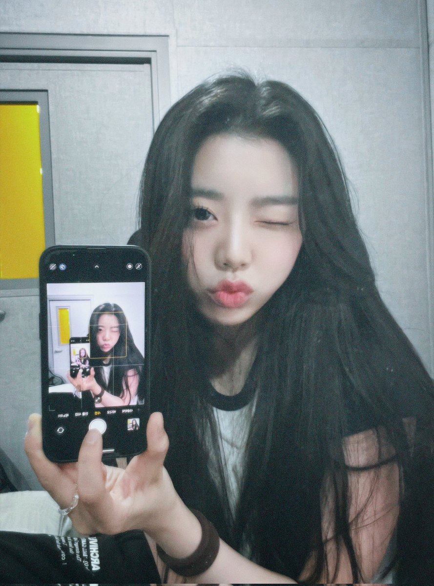 Queenz_Eye's tweet photo. [#다민]

어때 아이큐 !! 나 거울 셀카 잘 찍었지 ? 🐰💛 
#댐니 #오늘도_댐니해 

#QueenzEye #퀸즈아이 #DAMIN https://t.co/5VdpAMKv77