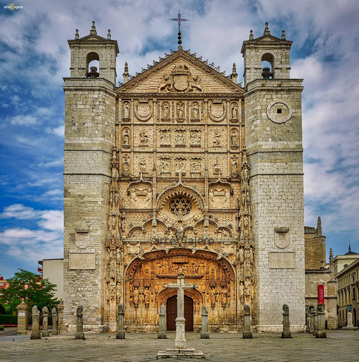 arteviajero_com's tweet photo. Iglesia de San Pablo, uno de los monumentos más icónicos de #Valladolid y además es una de las máximas cotas del estilo Gótico Isabelino. En ella destaca su impresionante fachada que podemos definir como un auténtico retablo esculpido en piedra #FelizMiercoles #BuenosDias https://t.co/L9HTvcOXit