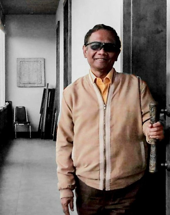 Orang yang tidak memiliki beban adalah orang yang lurus, jujur dan hidup apa adanya. Ketika berbicara tentang kejahatan, dia tidak terborgol oleh rasa ingin melindungi atau dilindungi. Bicara apa adanya, bukan ada apanya.

"A ship is safe in harbor, but that's not what ships are