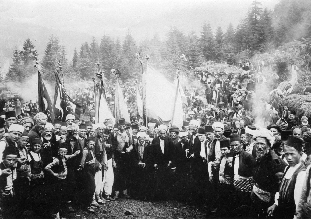 nadidefotograf's tweet photo. Ayvazdede Şenlikleri 1910
Ayvaz dede, Akhisar'dan gelen ve Bogomiller`in yaşadığı bugün Ajvatovica olarak bilinen dağı yurt tutan bir Alp eren derviştir.
#Bosnia #Ajvatovica #Prusac #Прусац #Ajvaz