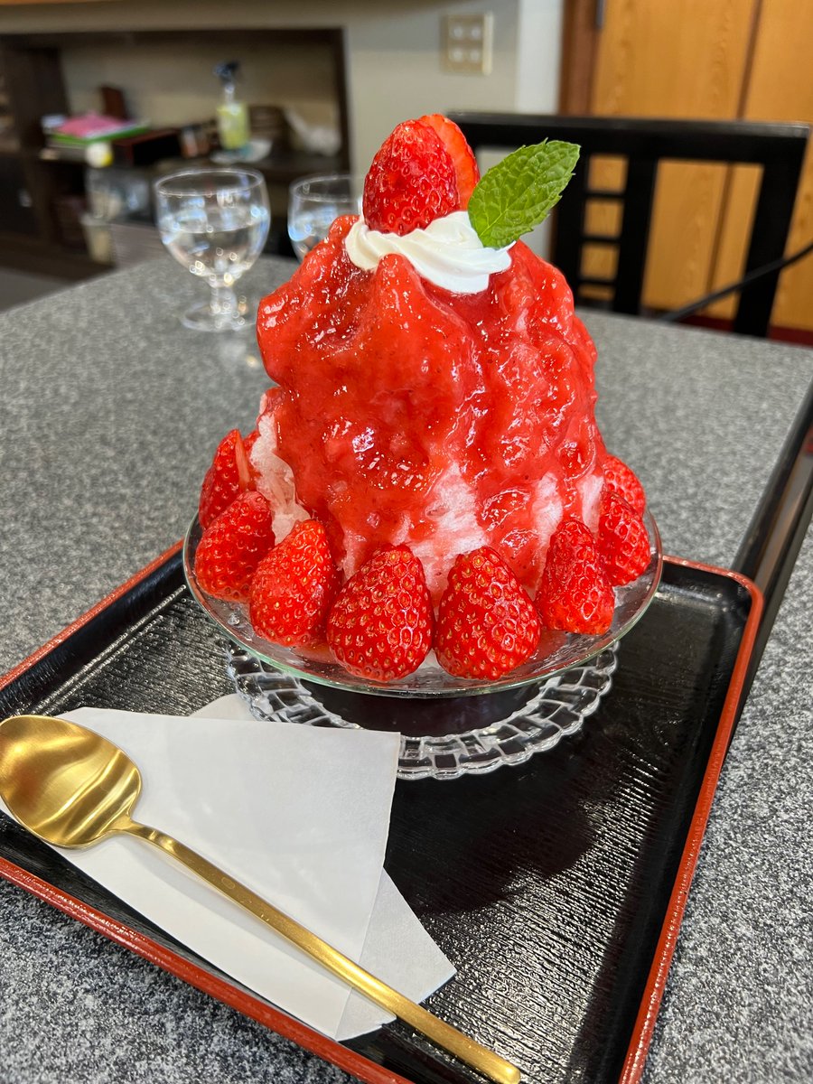 かき氷の季節🍧
門構えはうどんそば屋さん
カフェタイムのみ 曜日限定のかき氷屋さん☺️
氷は大和氷🧊のこだわり
#BIGGATE さん