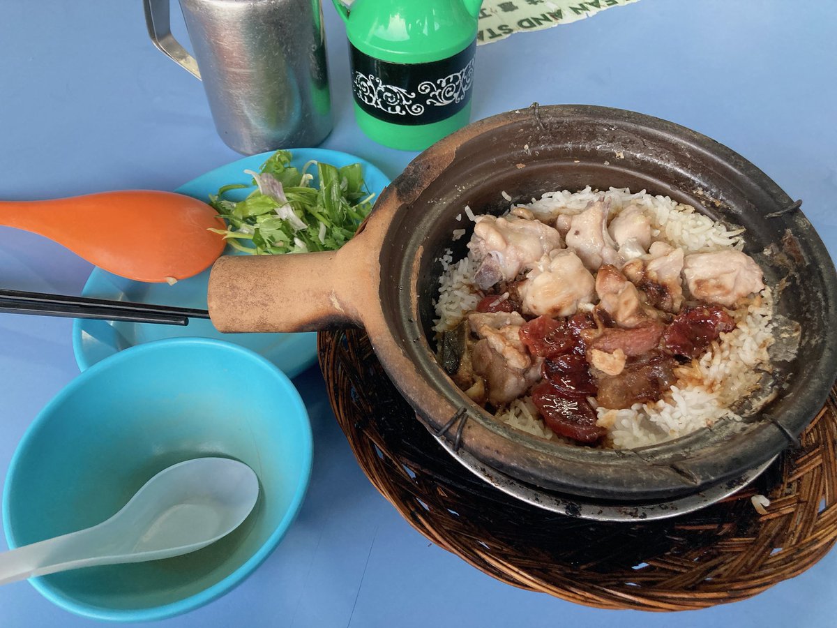 mons1580's tweet photo. 昨日はChinatown complexで土鍋ライス食べて来ました🍲
注文してから作り出すので45分待ち
ずっと座って待ってるのも暇なので色んな店を見て回りました。
300近く店舗が入ってるので目当ての店番号を覚えとかないと迷います!
#Singapore
#chinatowncomplex https://t.co/SQyjisSZzt