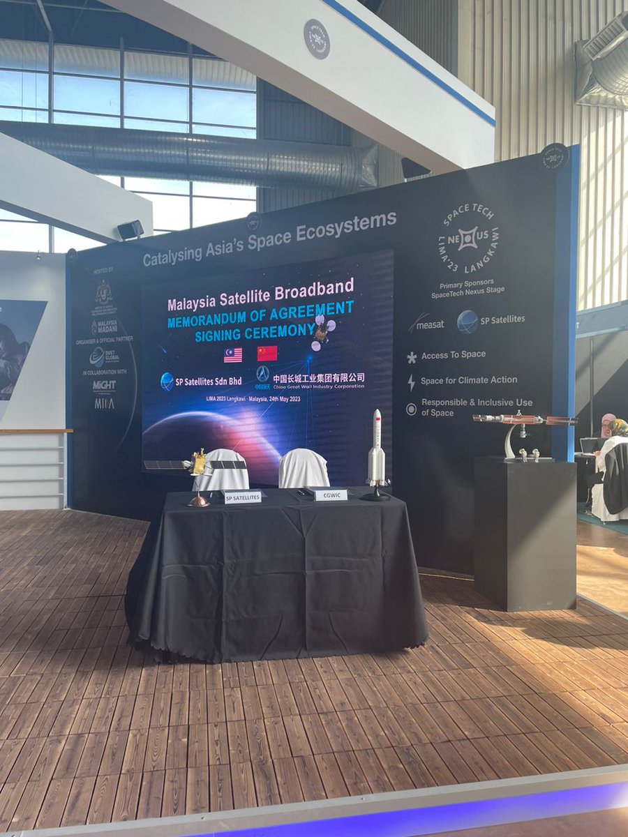 LISF23's tweet photo. Malaysia Satellite Broadband - Memorandum of Agreement (MoU) signing ceremony, happening now at the SpaceTech Nexus MEASAT booth at LIMA'23 - Between SP Satelitte Sdn Bhd and China Great Wall Industry Corporation.
@officialmosti 
@OfficialMIDA  @mightmalaysia 

#Spacetech https://t.co/0PhUT6nchY