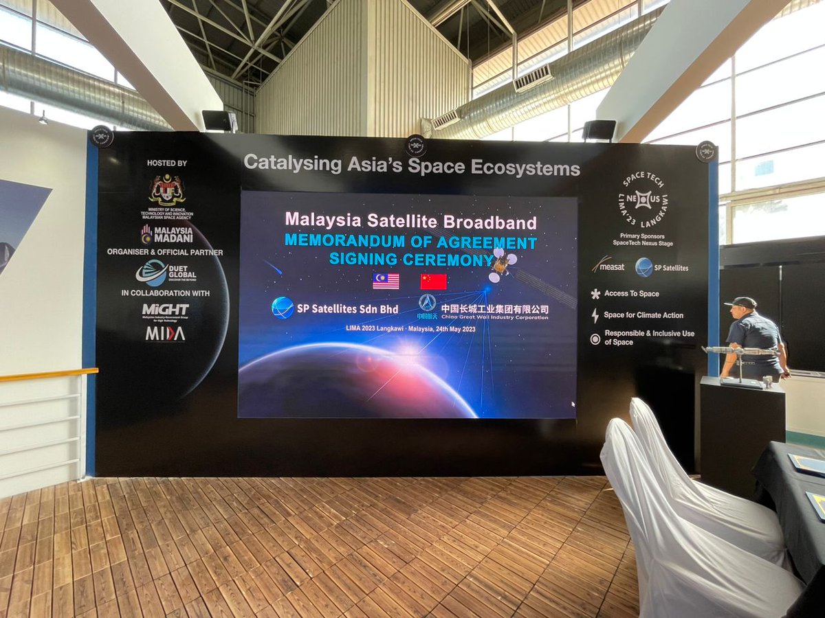 LISF23's tweet photo. Malaysia Satellite Broadband - Memorandum of Agreement (MoU) signing ceremony, happening now at the SpaceTech Nexus MEASAT booth at LIMA'23 - Between SP Satelitte Sdn Bhd and China Great Wall Industry Corporation.
@officialmosti 
@OfficialMIDA  @mightmalaysia 

#Spacetech https://t.co/0PhUT6nchY