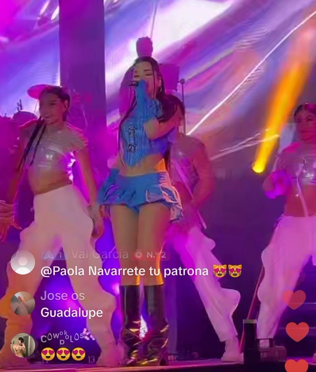 — Kenia Os en Zócalo de Acapulco