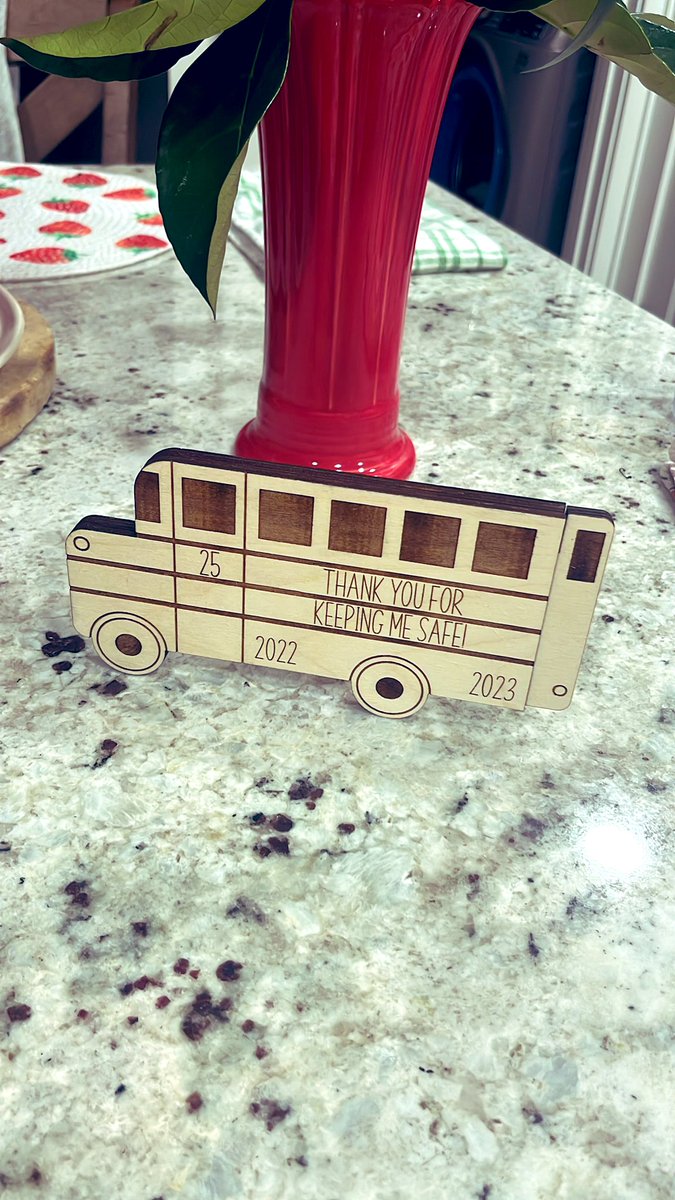 michellesbettis's tweet photo. When your 🚍husband gets rewarded with #digfab and you also benefit! Even the parents of @hamcoschools are makers! #vwelabs @PEFinnovation https://t.co/OLAzu3di4O