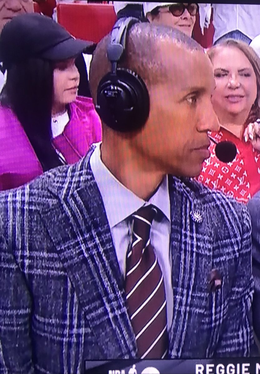 curtis_blackley's tweet image. &quot;Hey @NBAonTNT, can we talk about @ReggieMillerTNT&apos;s epic fashion choices? Stepping into the 70s to grab his living room curtain and turning it into a sport coat takes style to a whole new level! 👏🔥 @SHAQ, @TheJetOnTNT, @TurnerSportsEJ, Charles,  #ThrowbackThreads #StylinIn70s&quot;