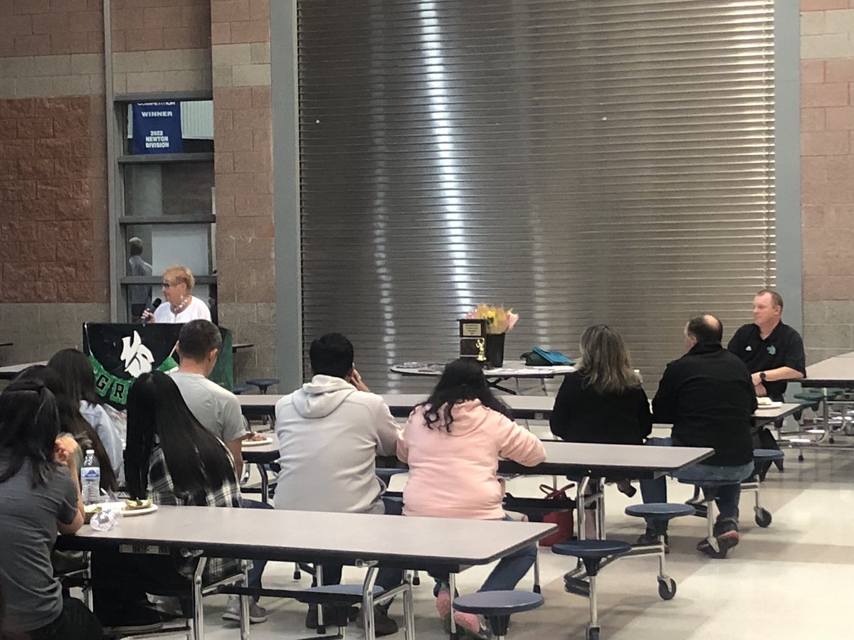 TWolvesJHS's tweet image. Jackson Coaches for Tennis and Track &amp;amp; Field both celebrate their athletes at their respective team banquets held in the Commons and Annex on Tuesday night.  
🎾💚🖤🏃🏻‍♂️🏃🏽‍♀️
