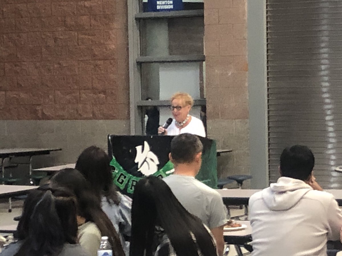 TWolvesJHS's tweet image. Jackson Coaches for Tennis and Track &amp;amp; Field both celebrate their athletes at their respective team banquets held in the Commons and Annex on Tuesday night.  
🎾💚🖤🏃🏻‍♂️🏃🏽‍♀️