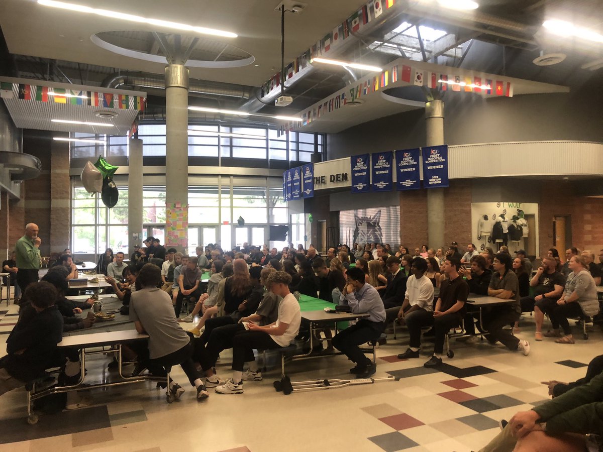 Jackson Coaches for Tennis and Track &amp; Field both celebrate their athletes at their respective team banquets held in the Commons and Annex on Tuesday night.  
🎾💚🖤🏃🏻‍♂️🏃🏽‍♀️