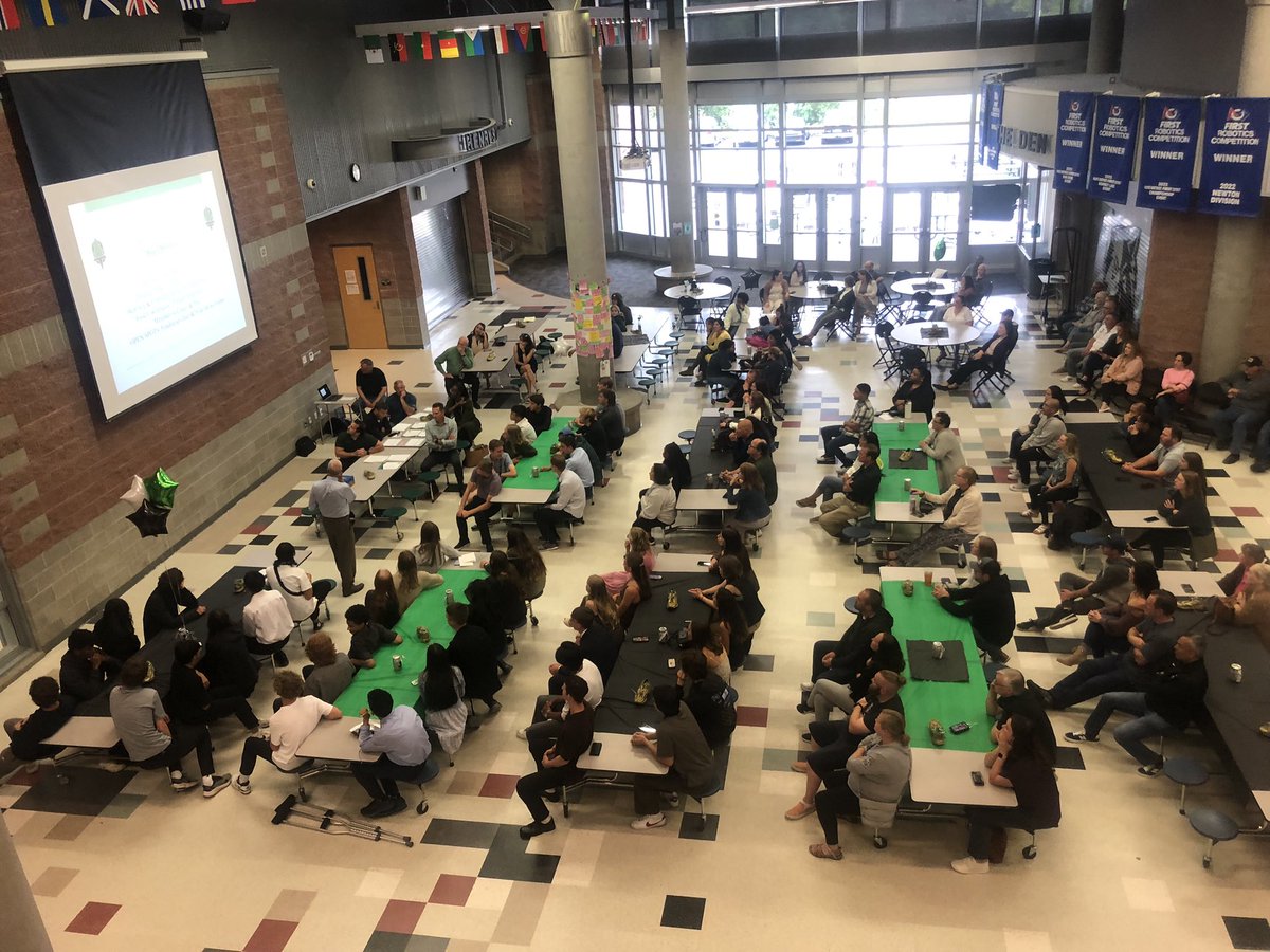 TWolvesJHS's tweet image. Jackson Coaches for Tennis and Track &amp;amp; Field both celebrate their athletes at their respective team banquets held in the Commons and Annex on Tuesday night.  
🎾💚🖤🏃🏻‍♂️🏃🏽‍♀️