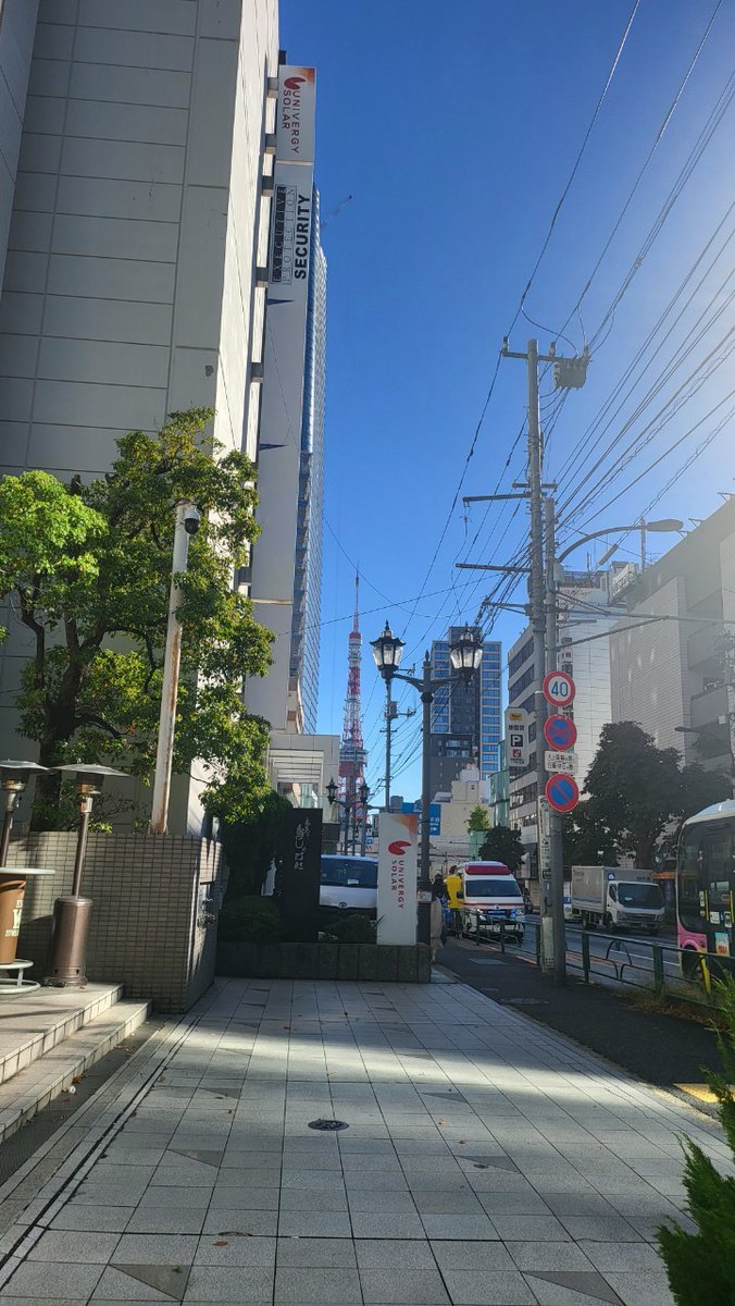 ep_tokyo_'s tweet photo. おはようございます。
本日の六本木の天気は晴れ☀、気温は22℃です。
天気が良くていい気分ですね！
本日は「伊達巻の日」です。お正月によく食べますが今日が伊達巻の日だったんですね！新しい発見です👮
皆様、本日も1日頑張りましょう！

#今日は何の日
#企業公式が毎朝地元の天気を言い合う https://t.co/L6mqzsIXl1
