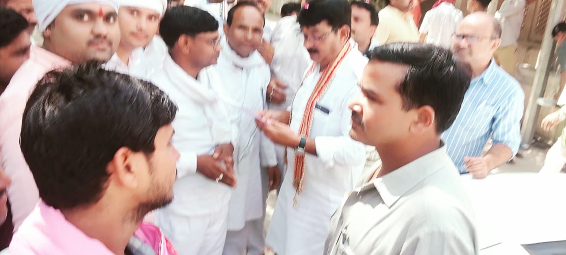 मध्य प्रदेश सरकार केवल ग्राम रोजगार सहायक को आश्वासन दे रही है पिछले 3 माह से आवेदन निवेदन प्रतिवेदन सब कुछ किया लेकिन सरकार अपनी हठधर्मिता पार करती जा रही है। 72 दिन भी हड़ताल जारी है।
<a href="/ChouhanShivraj/">Shivraj Singh Chouhan</a> 
<a href="/OfficeofSSC/">Office of Shivraj</a> 
@Iamsisodia1 
<a href="/drnarottammisra/">Dr Narottam Mishra</a> 
<a href="/OfficeOfKNath/">Kamal Nath</a>