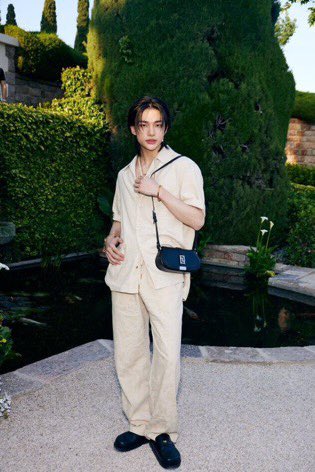 TofuPopRadio's tweet image. 📸ละสายตาไม่ได้เลย😳 #HYUNJIN ร่วมชมโชว์ คอลเลคชั่น 'Dua Lipa x Donatella Versace La Vacanza' เขาได้พบกับทั้ง #Donatella #DuaLipa ร่วมโต๊ะชมโชว์กับ #TroyeSivan และพบปะแขกคนดังอีกมากมาย💫✨ #LaVacanza #StrayKids

🎶 ฟังเพลงเอเชี่ยนทาง TofuPOPRadio.FM หรือ #TeroRadio App