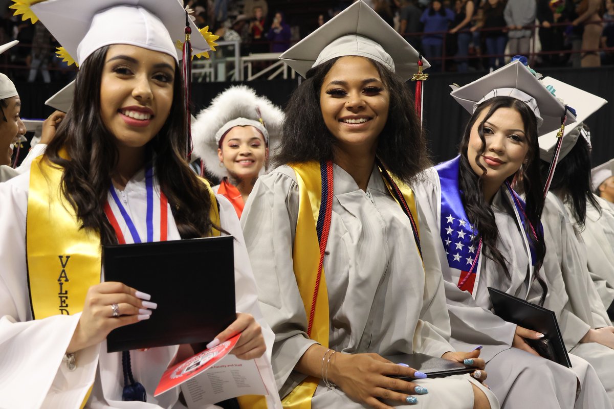 OKCPS's tweet photo. #OKCPSGraduation: That’s a wrap for the #Classof2023!
Graduates, you’ve got the world ahead of you. Go on and make us proud as #OKCPS alumni! https://t.co/OnGusfiJCh