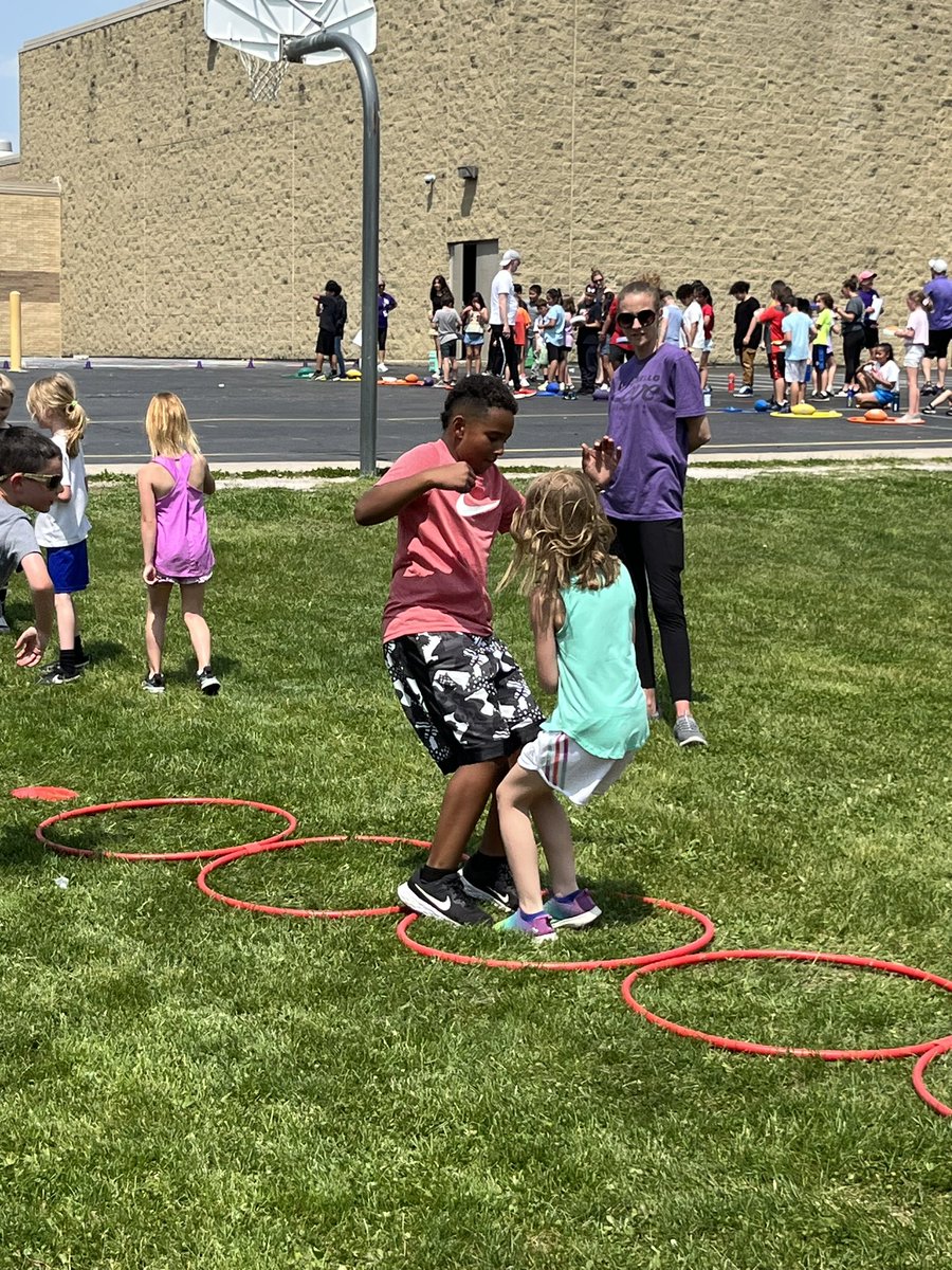 Hansen Heroes had so much fun at Field Day!!! Thanks Mr. Young and Mrs Nemeth for all your hard work! @RobertCS118 #FieldDay #rcs118life
