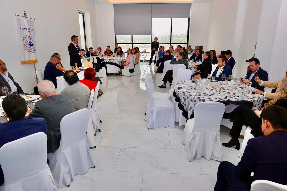 alejandromurat's tweet photo. Hoy pude visitar a la Asociación de Clubes de Servicio de Puebla, al Club Rotario Corporativo Puebla y al Club de Leones de Puebla; tuvimos una reunión en donde compartimos diálogo. Muchas gracias por la bienvenida a este gran estado. https://t.co/2BIzyDdGo3