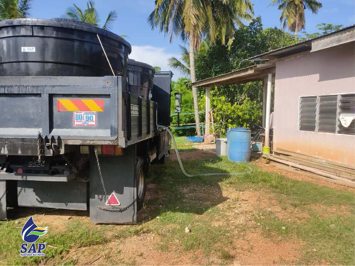 AirPerlis's tweet photo. TERKINI:
 
Tarikh: 24/05/2023
Waktu: 9.00 Pagi 
Lokasi: Jalan Tok Rokiah Sungai Serai, Chuping
 
Bantuan lori bekalan air daripada SAP sedang bergerak dari kawasan ke kawasan yang mengalami masalah bekalan air yang terputus. https://t.co/O4obI6l1IP