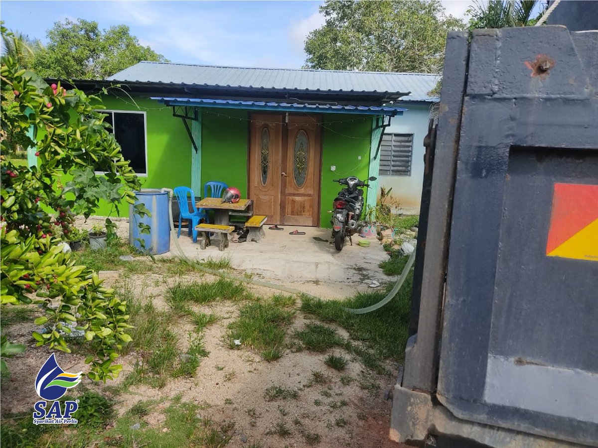 AirPerlis's tweet photo. TERKINI:
 
Tarikh: 24/05/2023
Waktu: 9.00 Pagi 
Lokasi: Jalan Tok Rokiah Sungai Serai, Chuping
 
Bantuan lori bekalan air daripada SAP sedang bergerak dari kawasan ke kawasan yang mengalami masalah bekalan air yang terputus. https://t.co/O4obI6l1IP