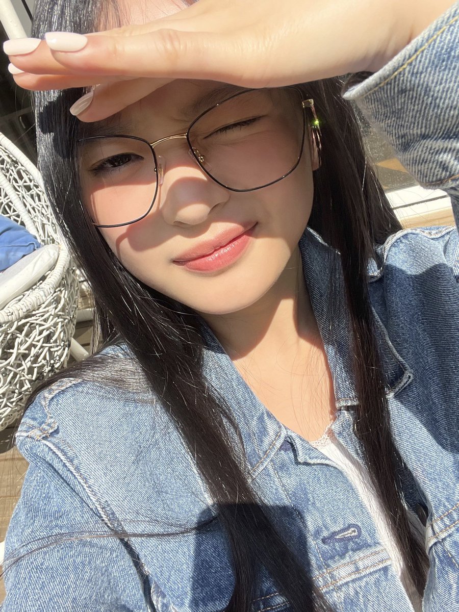 good afternoon. it's Wednesday! ☀️ middle of the week. getting there, surely! i'm sure you're making it through this week as best you can; remember that 100% means something different when your capacity depletes. take care, everyone 🌻