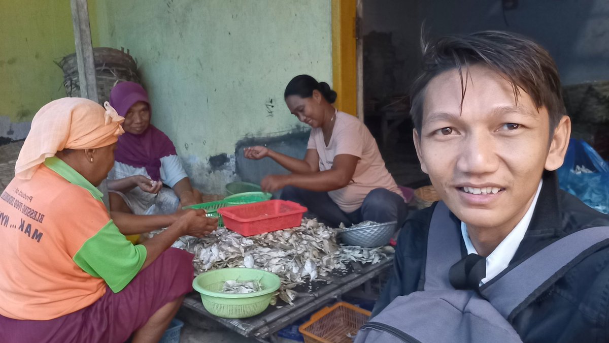 je_vico's tweet photo. Rabu (24/05/2023) Jeffiko, Luhkan Kab. Probolinggo, mendata produksi bu wiwik (mina karya) Ds Randuputih, melaporkan Produksi pengasinan ikan bulan mei sebanyak 150 Kg/hari, harga jual 40.000/Kg

#GiatLuhkanSatminkalBWI #probolinggo #Produksi @bppp_banyuwangi @puslatluhkp https://t.co/8uXhyftK0s