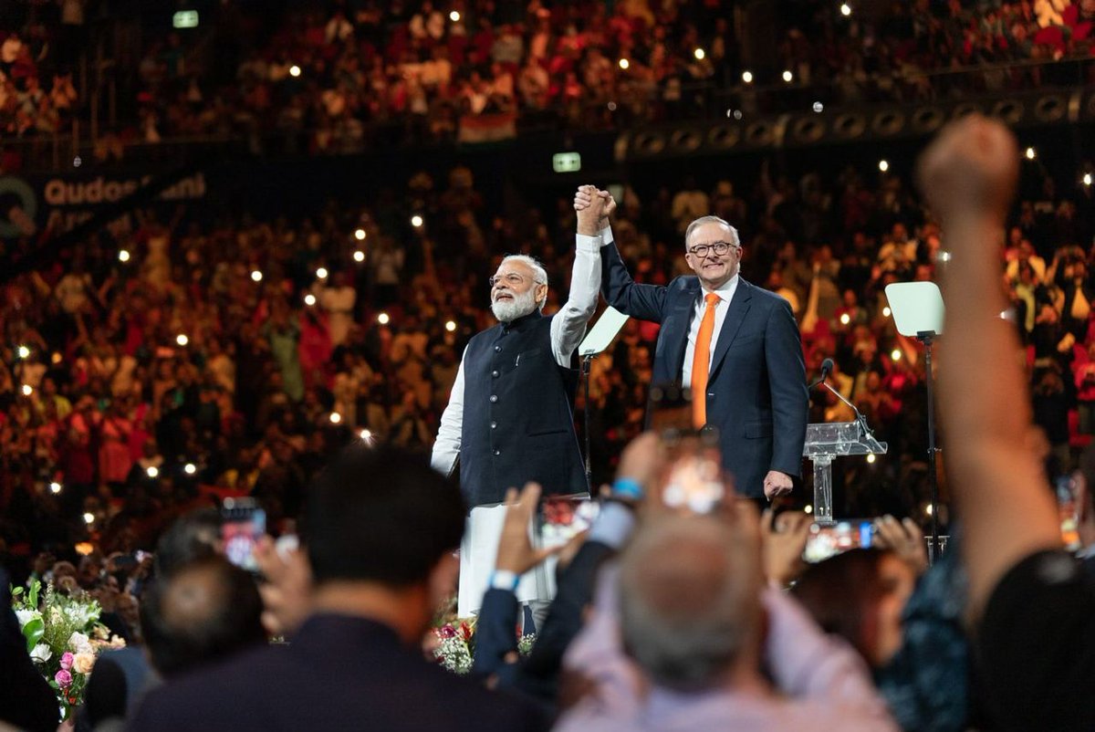 LakshmiSinghBJP's tweet image. The Boss is NarendraDamodardasModi :- @AlboMP.

अब तो टाई भी भगवा पहना दिया।
#ModiInAustralia #ModiInSydney #ModiHaiToMumkinHai
