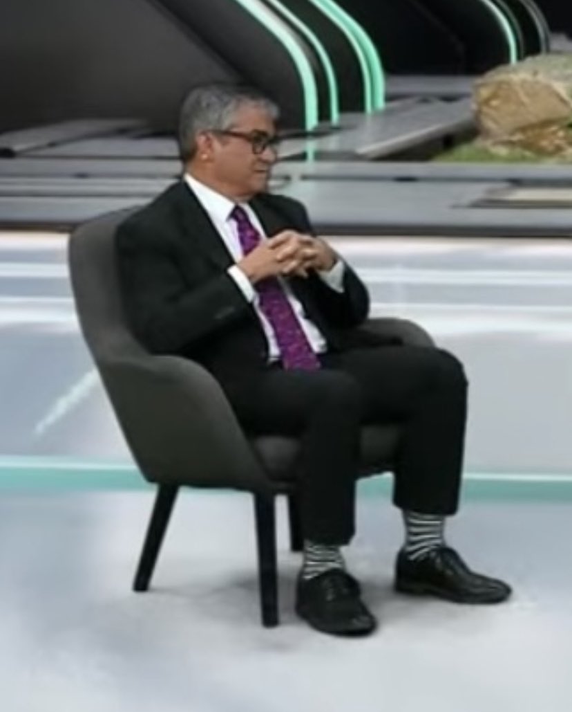 Las corbatas de Mario Marcel tweet media