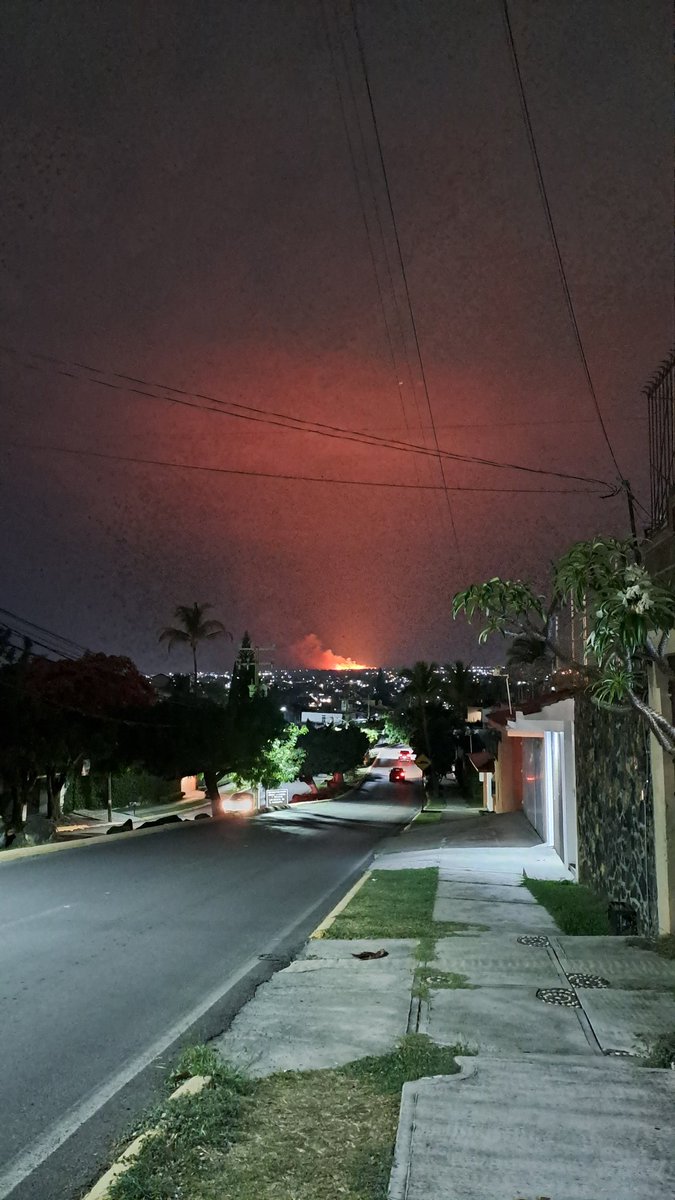 MurphyItzel's tweet photo. Incendio al norte de cuernavaca. https://t.co/Wk9p7tdCVa