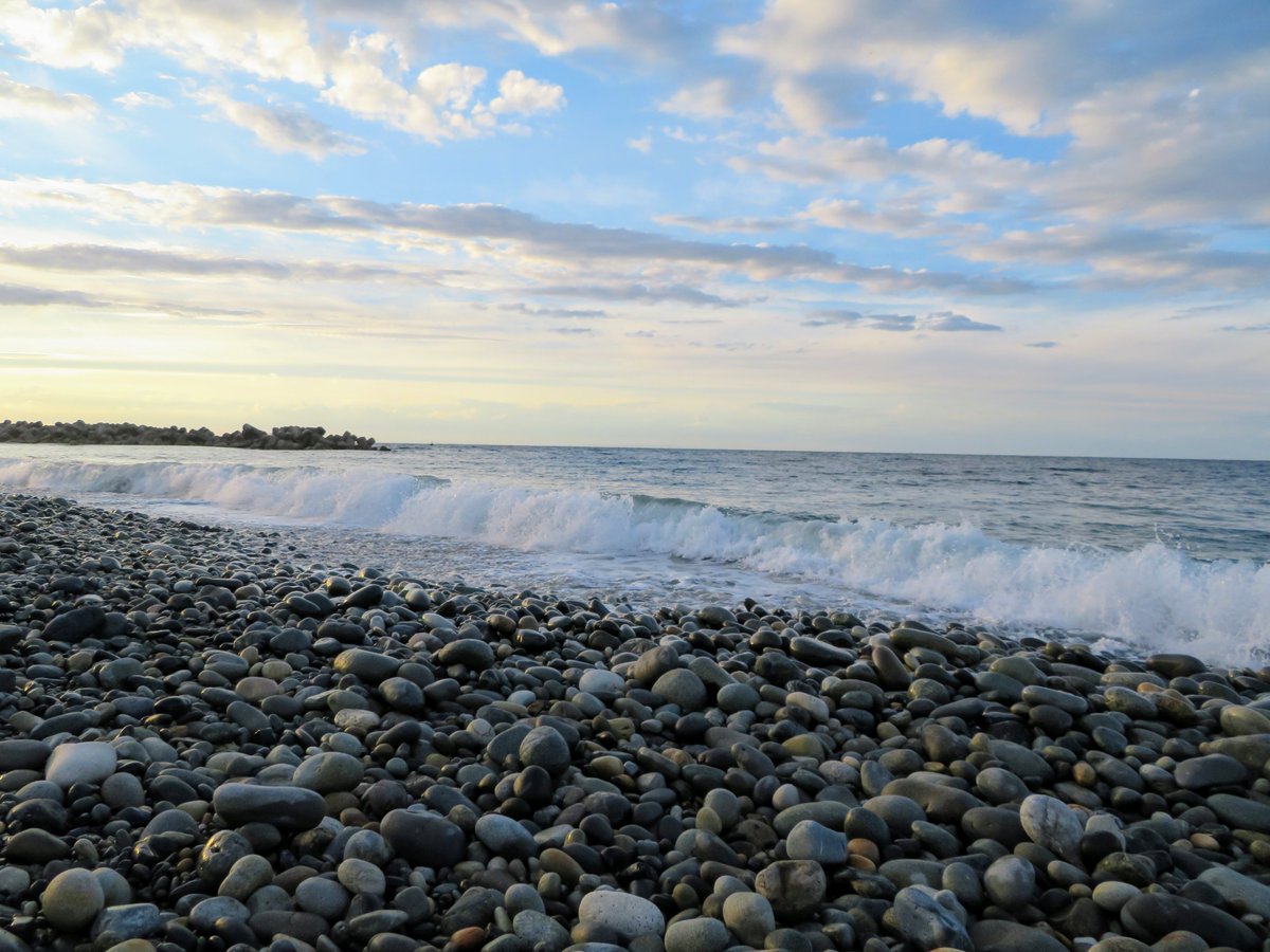 A beach where you can find jade! At Hisui Coast (Jade Coast) in the town of Asahi, you can enjoy hunting for jade, relaxing, and viewing the splendid sunrise and sunset! 😍💚