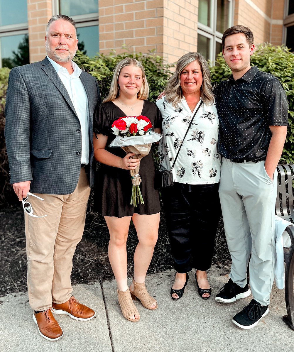 Robin_5312's tweet photo. Proud of all her hard work! #8thgradegraduation #HSbound #MNDcougars https://t.co/z66cLY0PT4