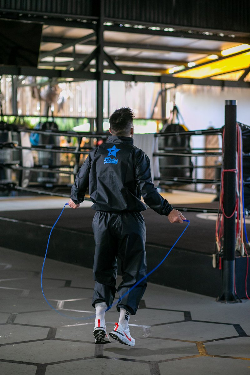 fairtexofficial's tweet photo. Martin Nguyen... with Fairtex #VS3 Sweat Suit
To buy Fairtex in Vietnam, please contact Saigon Sports Club.

ชุดลดน้ำหนัก รุ่นใหม่ครับ รหัส VS3 ตัวละ 1850 บาท
ซื้อได้เลยตามลิงค์นี้ครับ
https://t.co/JBC3mqtBb7

#Fairtex #Vietnam https://t.co/EZwvjgSqFN